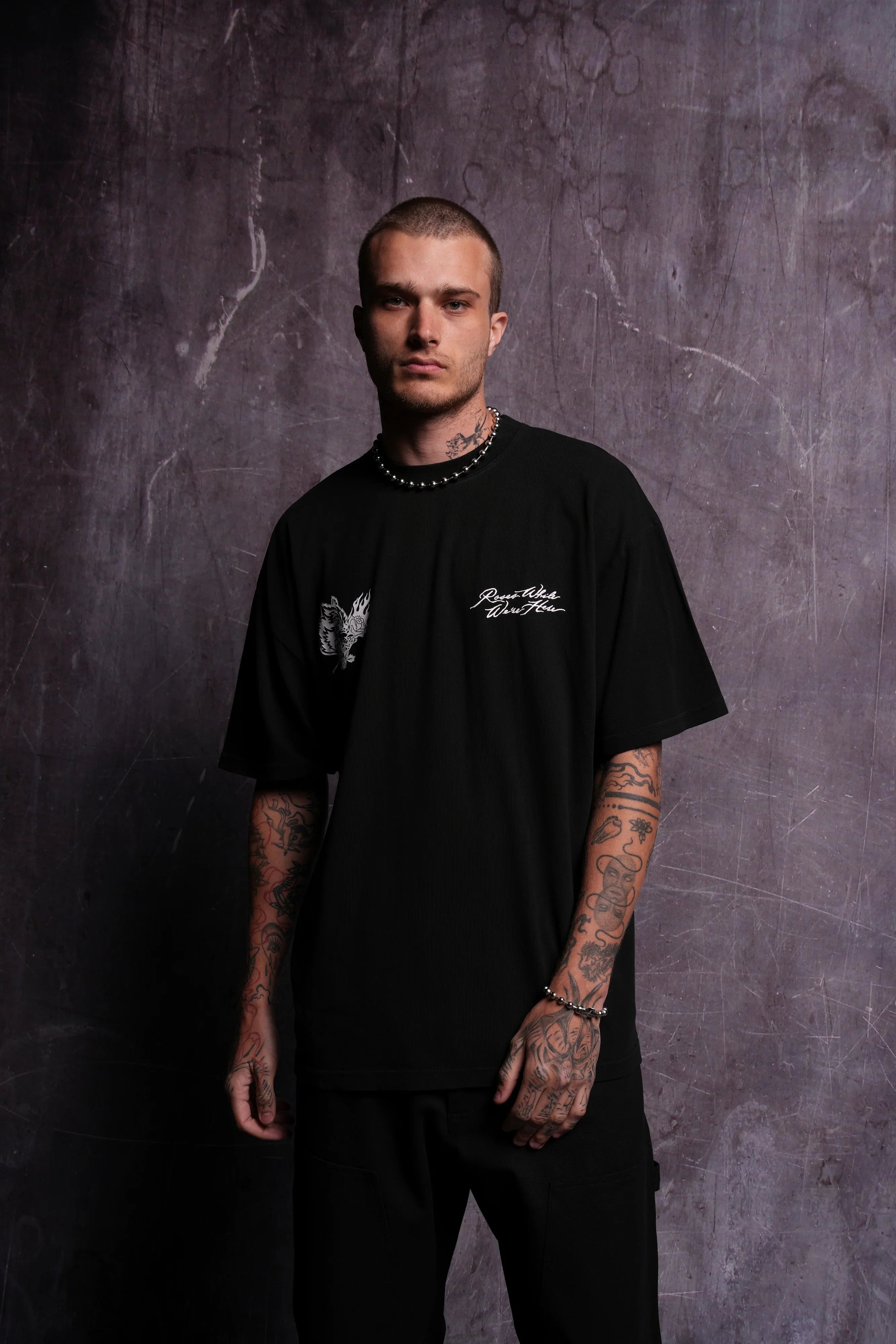 CAMISETA OVERSIZED - ROSES WHILE WE'RE HERE